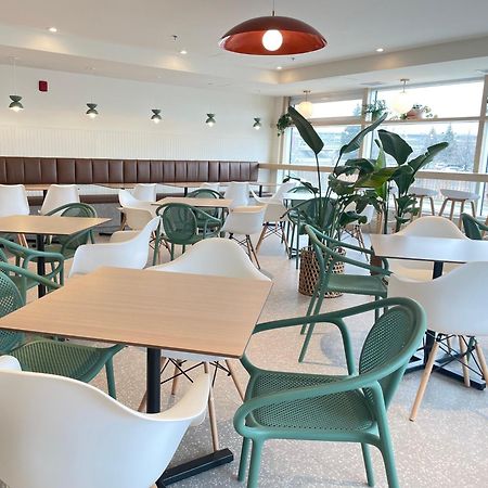 Hotel Brossard Bagian luar foto
