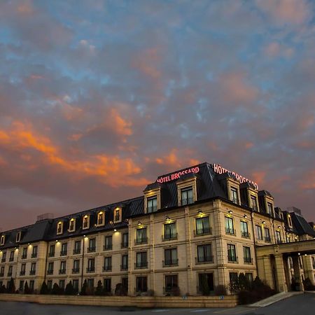 Hotel Brossard Bagian luar foto