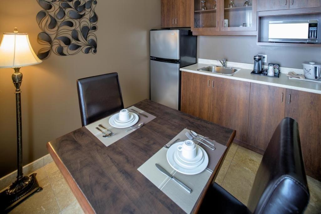 Hotel Brossard Bagian luar foto