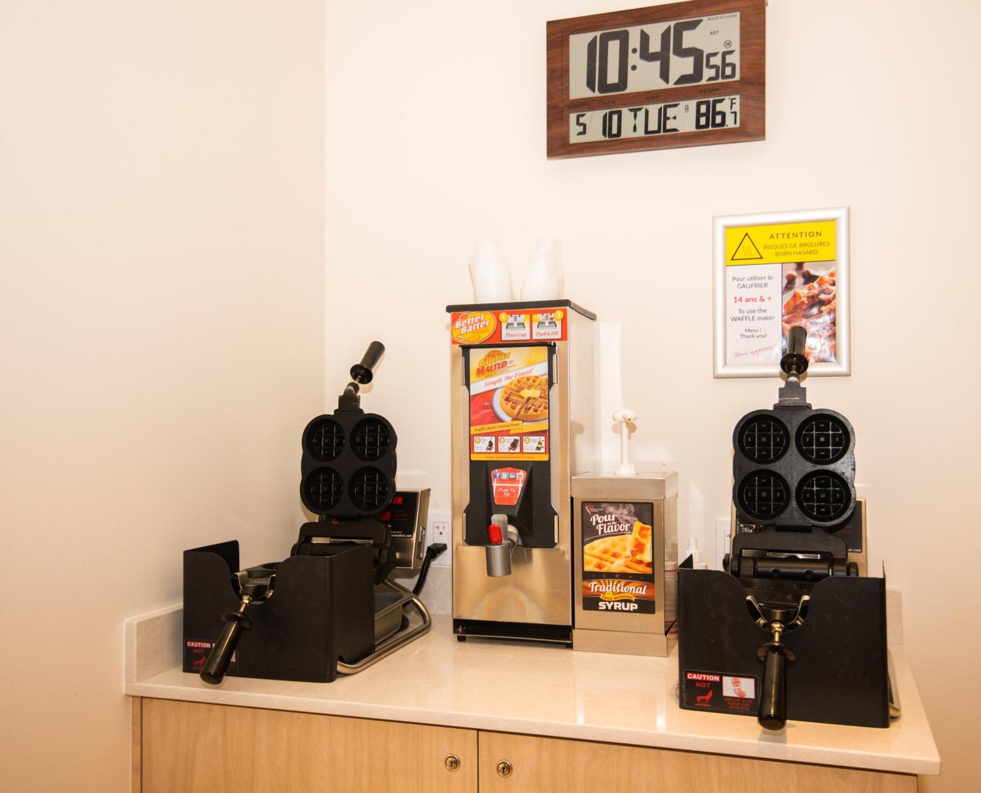 Hotel Brossard Bagian luar foto