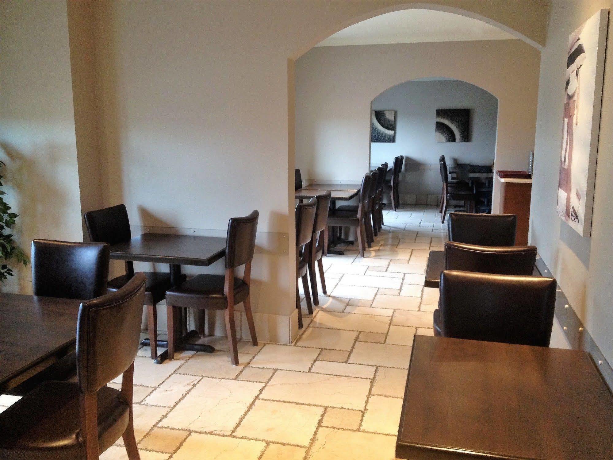 Hotel Brossard Bagian luar foto