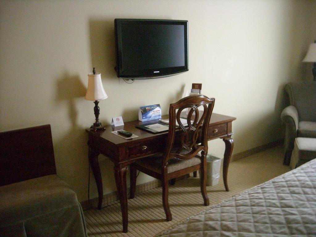 Hotel Brossard Bagian luar foto
